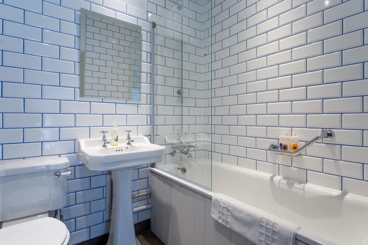 The Dolphin Hotel Newbury  Luaran gambar